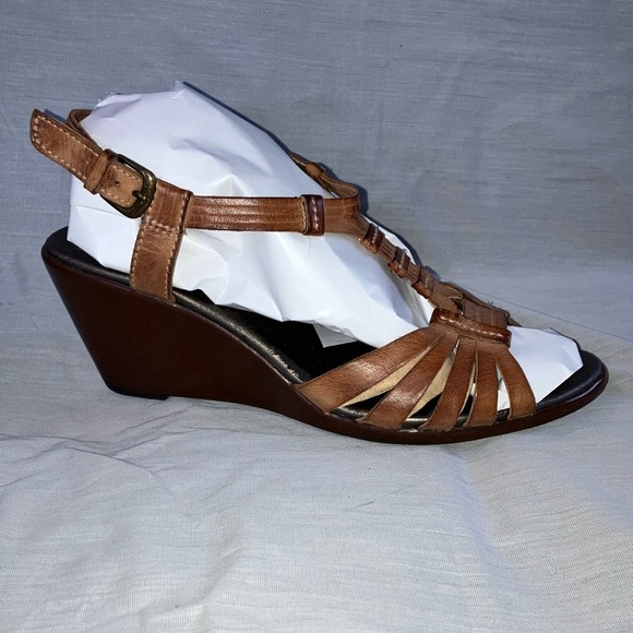 Clarks 8.5 women’s Tan Wedge Sandals with Elegant Lattice Straps - Picture 1 of 16